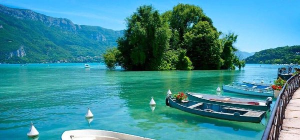 Comment dénicher un camping au lac d'Annecy en pleine saison estivale ?