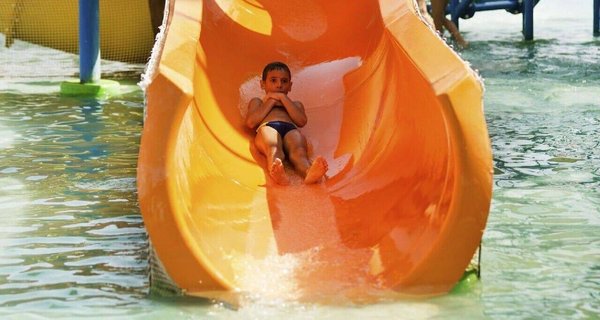 Quels sont les avantages et les services pour les campeurs quand ils choisissent un camping d'Argelès avec parc aquatique ?
